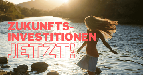 Foto eines Mädchens, das an einem Fluss spielt